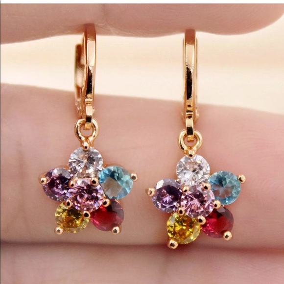 Flower like gold danity earrings